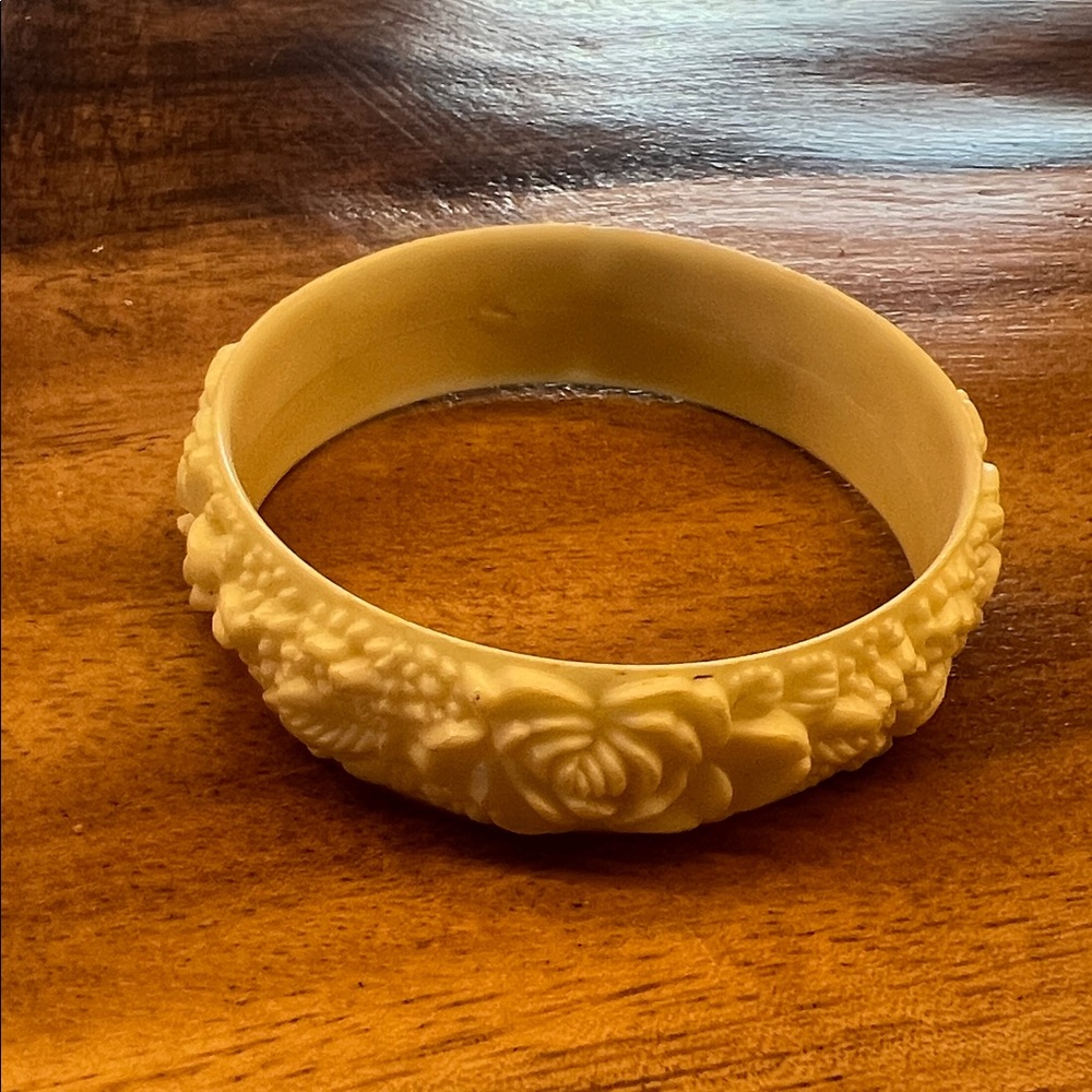 Floral Cream Bangle Bracelet, looks like ivory. Bakelite bracelet. Beautiful